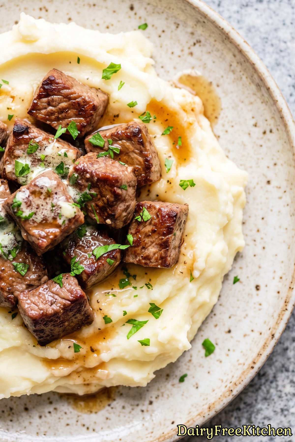 Juicy steak bites with fluffy mashed potatoes
